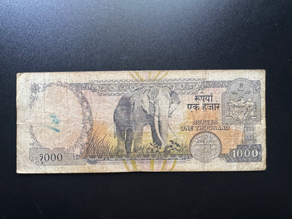 Nepal 1000 Rupees Banknote 1981 Old Circulated King Birendra Bank Bill p-36